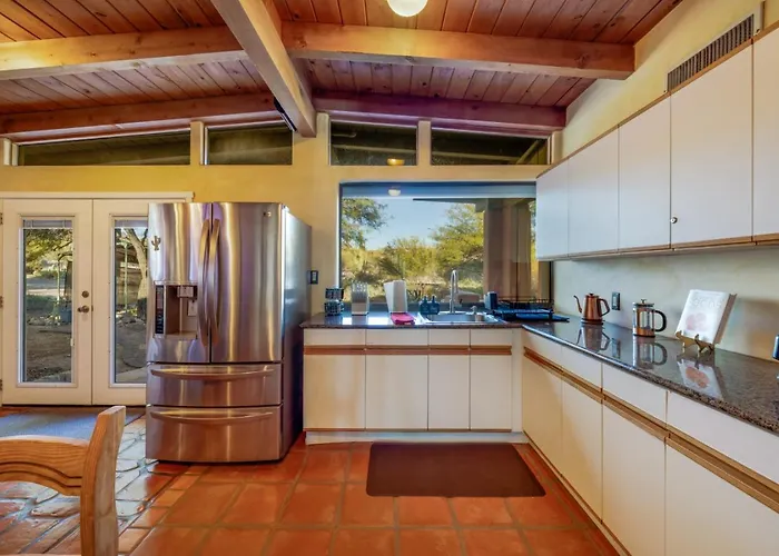 Unique Home, 5 Bedroom 2 Ba, Yoga, Private, 4 Acres Holiday home
