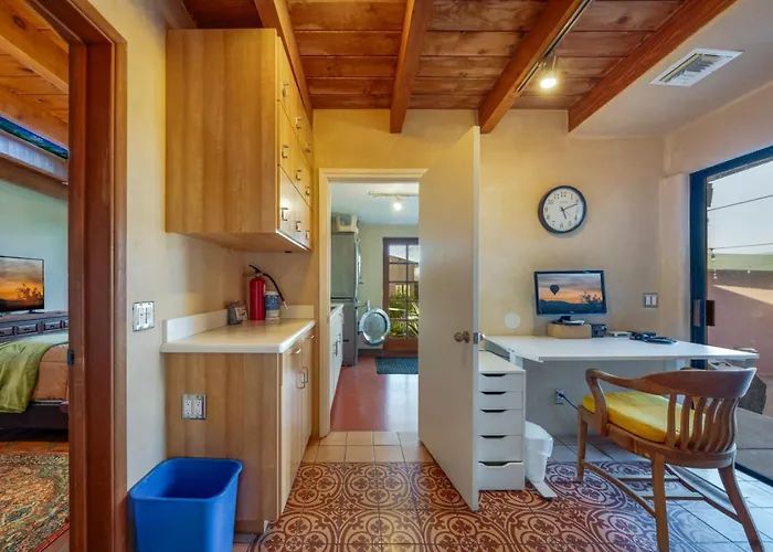 Unique Home, 5 Bedroom 2 Ba, Yoga, Private, 4 Acres Holiday home *