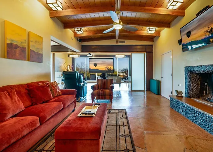 Unique Home, 5 Bedroom 2 Ba, Yoga, Private, 4 Acres Holiday home